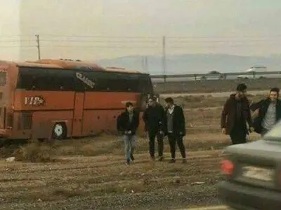 تکرار حادثه اتوبوس دانشجویان این بار در بوئین زهرا / مصدومیت دانشجوی دختر به دلیل سرعت بالای اتوبوس 