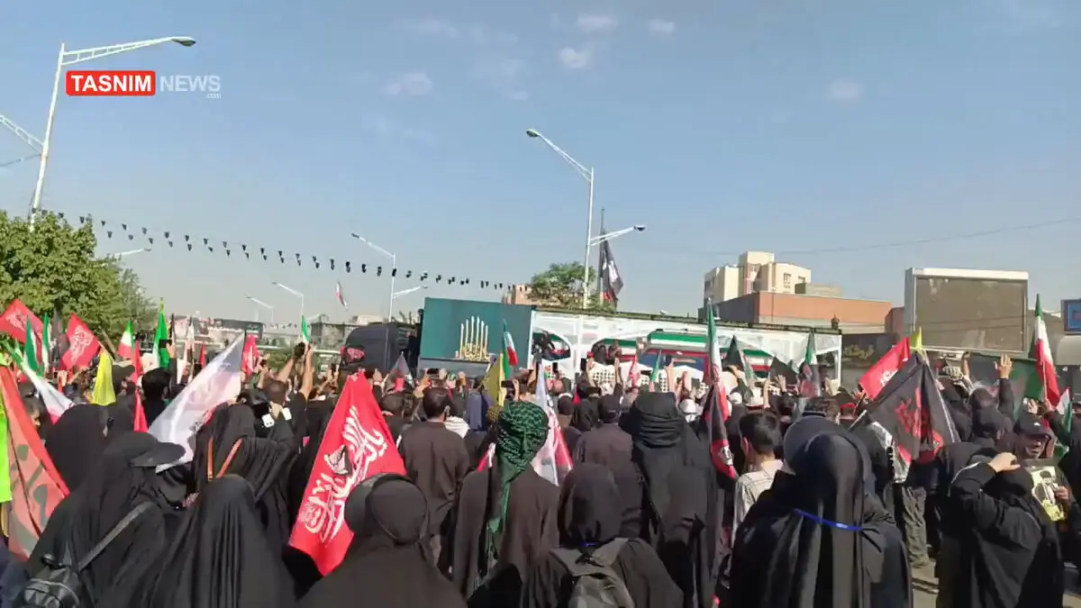 خودرو حامل پیکر مطهر قائد شهید هم اکنون در خیابان آزادی در حال حرکت به سمت میدان آزادی + فیلم