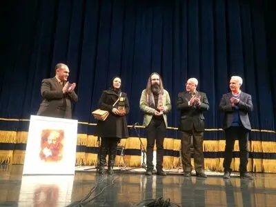 اهدای سردَم زرین جشنواره مرشدان ایران به فرزندان ناصر فرهنگ‌فر