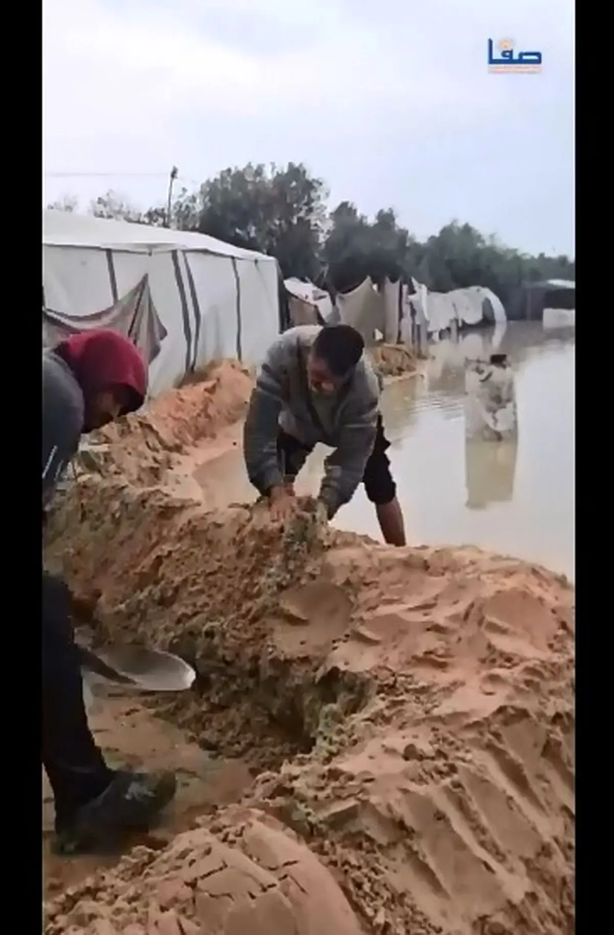 تلاش مردم غزه برای جلوگیری از غرق شدن چادرهایشان + فیلم
