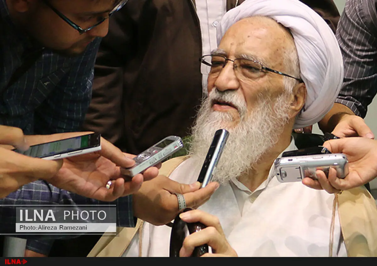 عکس: حضور امام جمعه تهران با چتر در مراسم روز قدس 