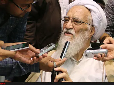 عکس: حضور امام جمعه تهران با چتر در مراسم روز قدس 