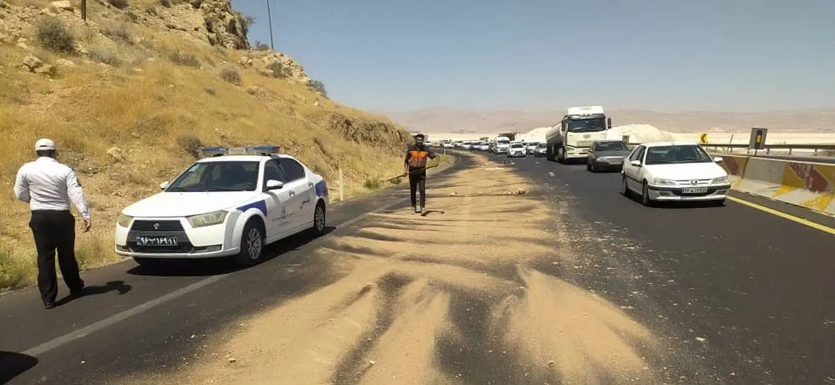 فداکاری راهدار فارس در جاده لغزنده/ ایمن‌سازی مسیر پیش از رسیدن نیروهای امدادی