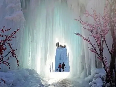 بازدید از آبشار یخ زده در چین