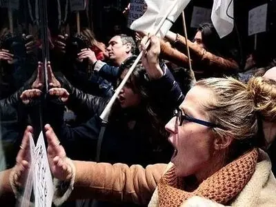 اختلال در برنامه کارگردان بزرگ سینما توسط زنان پاریسی/عکس