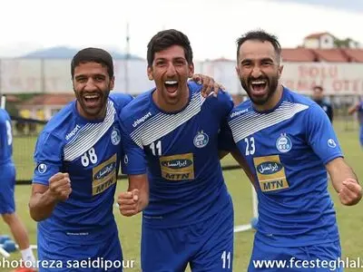 استقلال هم هافبک دفاعی می خواهد و هم دروازه بان می‌گیرد