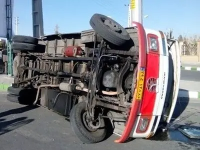مصدومیت 10 نفر براثر واژگونی مینی‌بوس در سه راه افسریه