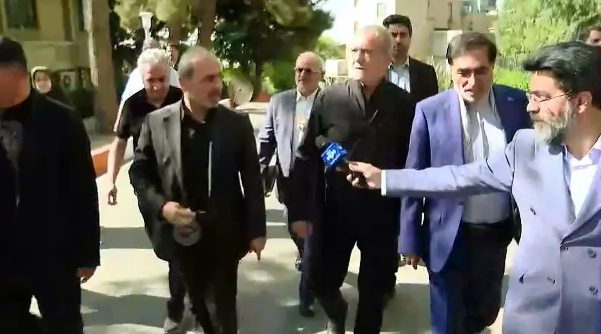 شوخی جالب یک خبرنگار با پزشکیان و پاسخ او + فیلم