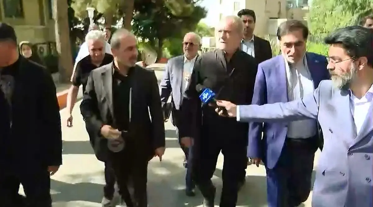 شوخی جالب یک خبرنگار با پزشکیان و پاسخ او + فیلم