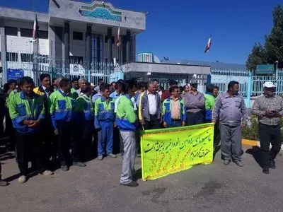 تجمع کارگران تراورس راه‌آهن هنوز ادامه دارد 