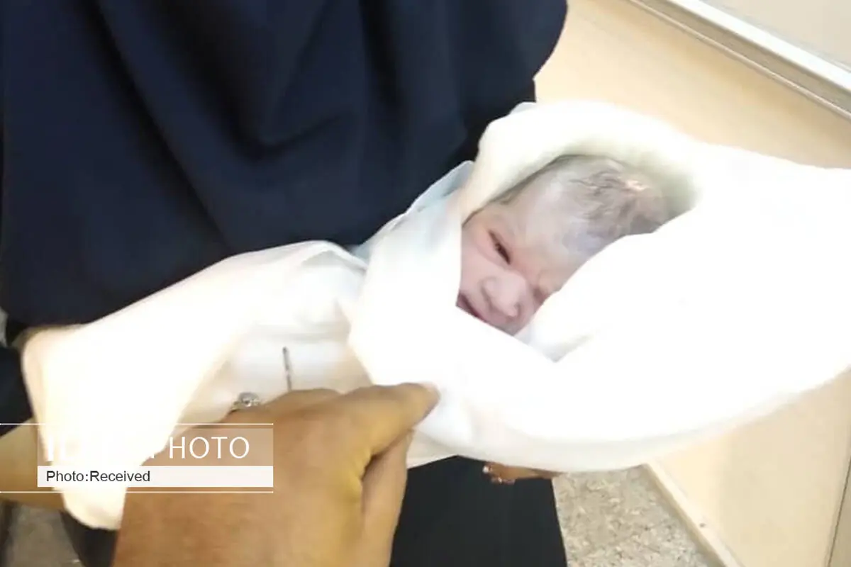 پذیرش نوزاد یک ماه رها شده در شیرخوارگاه بهزیستی آذربایجان شرقی 