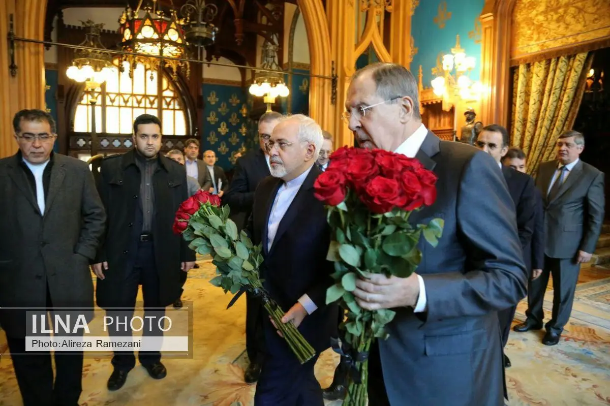 اهدای گل توسط ظریف در محل یادبود سفیر روسیه + تصاویر