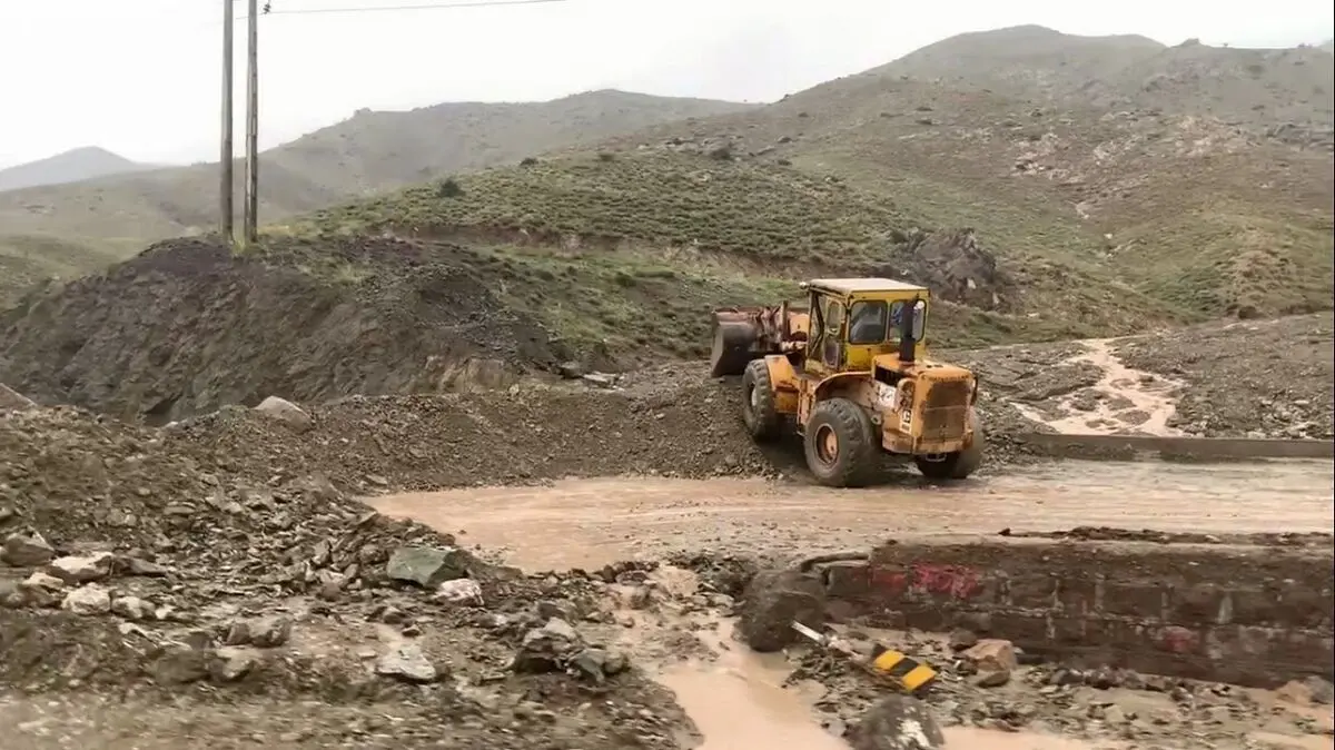 راهداران شهرستان خوی در تلاش برای بازگشایی مسیر قطور به رازی هستند