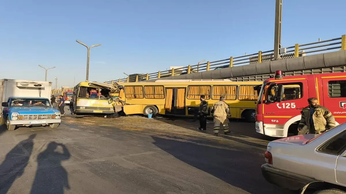 بازهم حادثه مینی‌بوس کارگران/ ۱۶ کارگر زن ومرد مصدوم شدند