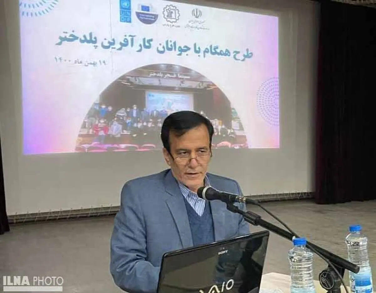 توسعه تفکر کارآفرینی در بین جوانان /کار در قالب گروه و جمع موفقیت بیشتر را در پی دارد 