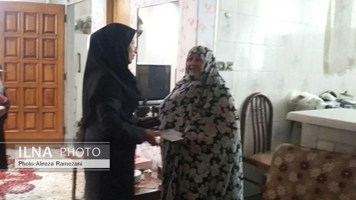 دیدار مدیر و کارکنان شبکه بهداشت ری با خانواده معظم شهدا