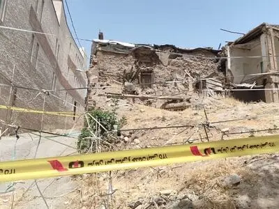 ریزش منزل مسکونی بافت فرسوده در خیابان مدرس کرمانشاه