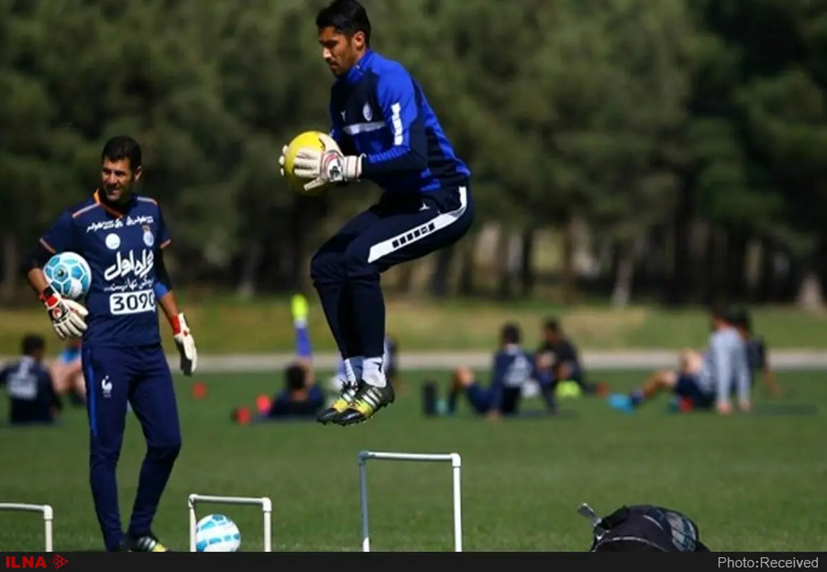 کنایه تند مربی استقلال به پرسپولیسی‌ها؛ می‌خواستند ویترین خالی باشگاه‌شان را پر کنند!