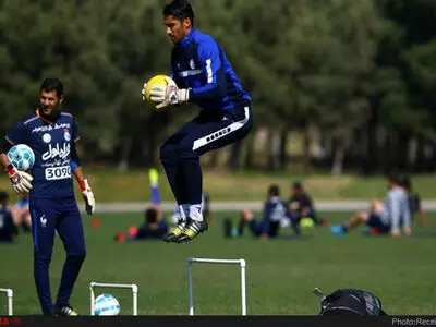 کنایه تند مربی استقلال به پرسپولیسی‌ها؛ می‌خواستند ویترین خالی باشگاه‌شان را پر کنند!