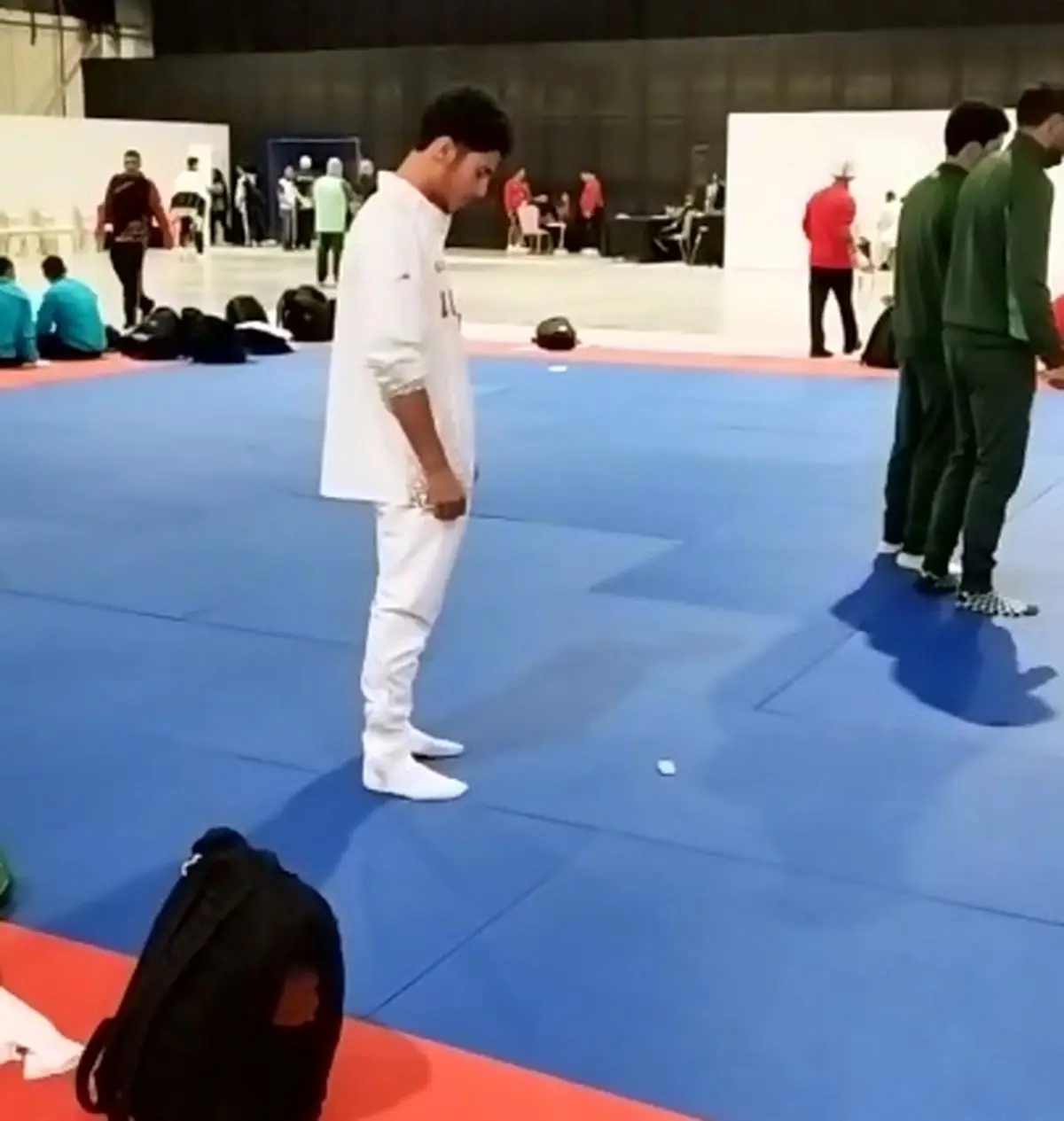 نماز شکر امیر محمد حاتمیان پس از کسب مدال طلای MMA بازی‌های آسیایی جوانان در بحرین + فیلم