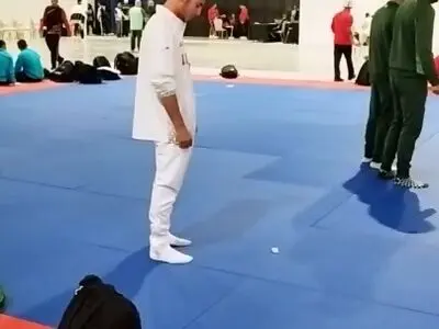 نماز شکر امیر محمد حاتمیان پس از کسب مدال طلای MMA بازی‌های آسیایی جوانان در بحرین + فیلم