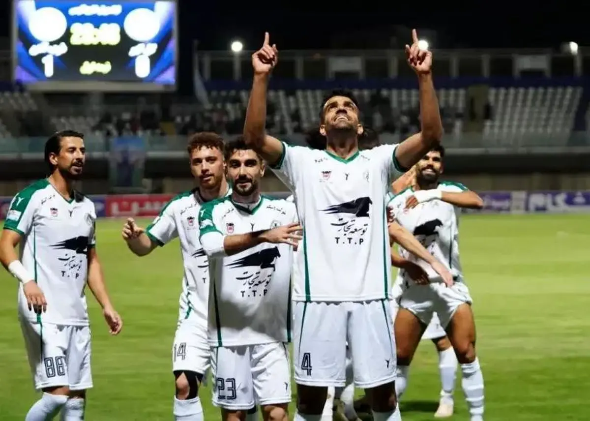 برتری ذوب‌آهن مقابل گل‌گهر در نیمه اول