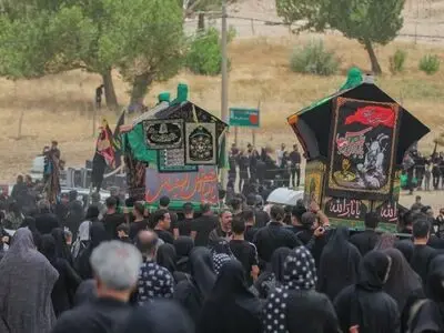 آیین سنتی نخل‌گردانی و بازسازی واقعه عاشورا در روستای ساکی اراک 