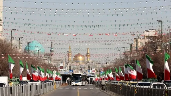 اهتزار بیش از هزار پرچم ایران در شهر مشهد/ افتتاح چند مرکز خدمات شهری در دهه فجر