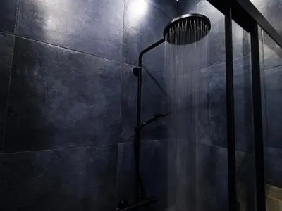 فواید باورنکردنی دوش گرفتن در تاریکی | چگونه دوش تاریک را درست انجام دهیم؟