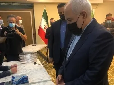 ظریف یصوت فی الانتخابات الرئاسیة 