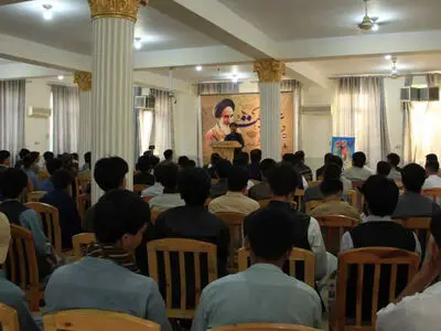 سیاست از سرچشمه عرفان می‌جوشد