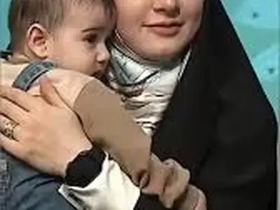 بچه‌داری خانم مجری روی آنتن زنده+فیلم