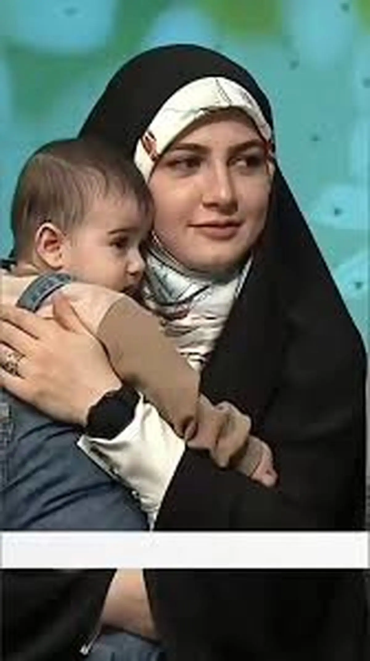 بچه‌داری خانم مجری روی آنتن زنده+فیلم