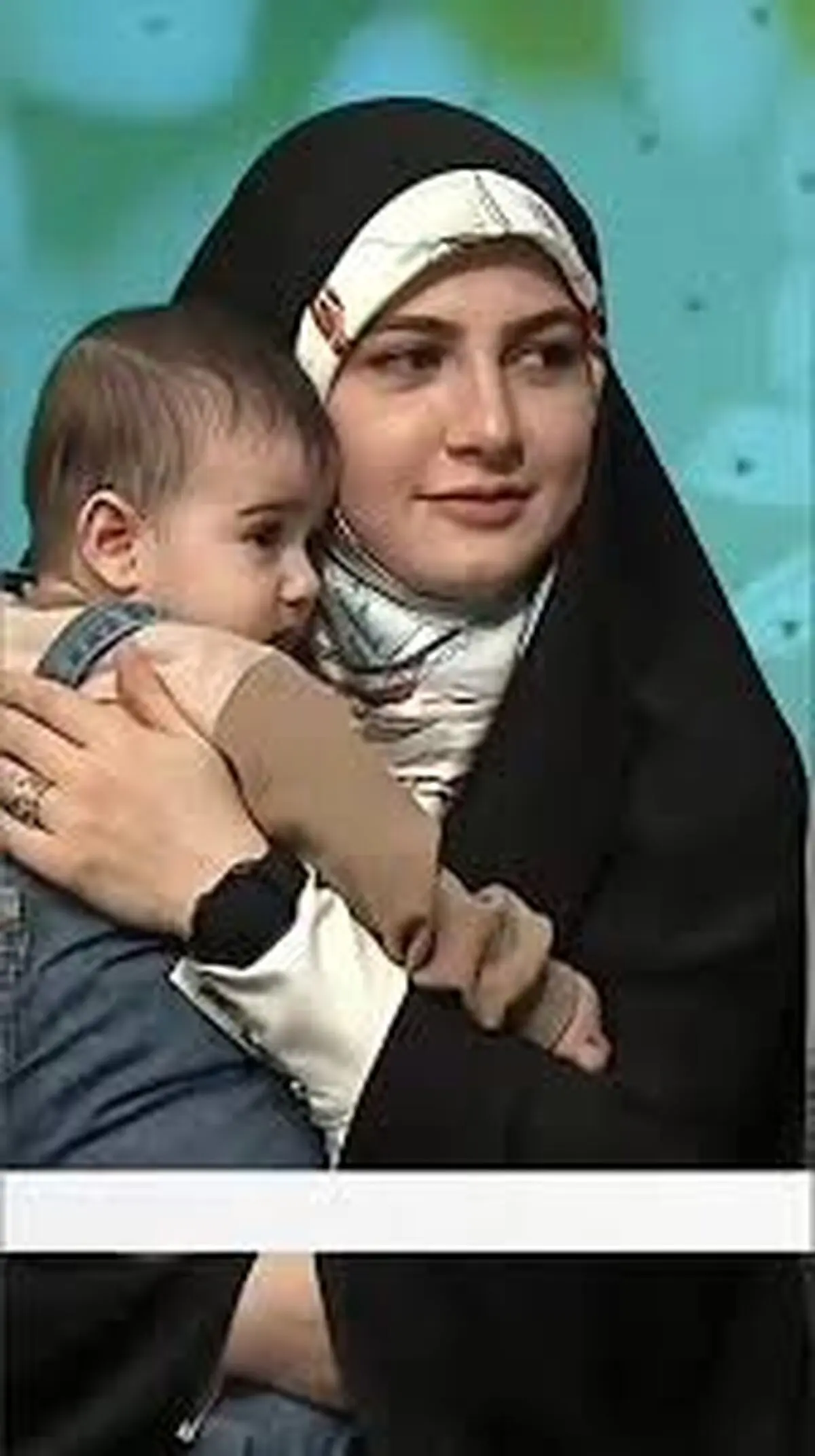 بچه‌داری خانم مجری روی آنتن زنده+فیلم