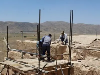 ساماندهی بلوک‌های سنگی آواری در صفه تل تخت پاسارگاد