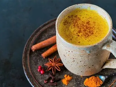 طرز تهیه لاته زردچوبه و وانیل؛ درمان سرماخوردگی