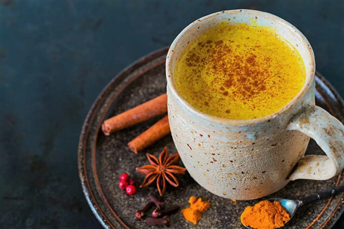 طرز تهیه لاته زردچوبه و وانیل؛ درمان سرماخوردگی