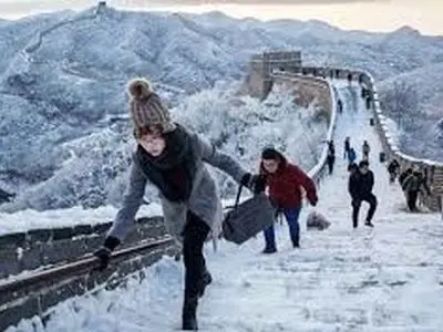 یخبندان دیوار تاریخی چین گردشگران را به دردسر انداخت + فیلم
