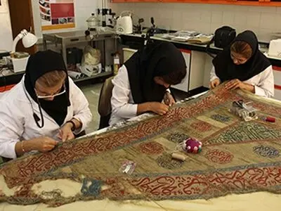 پرچم زربفت مسجد «اونچی میدان» اردبیل مرمت شد