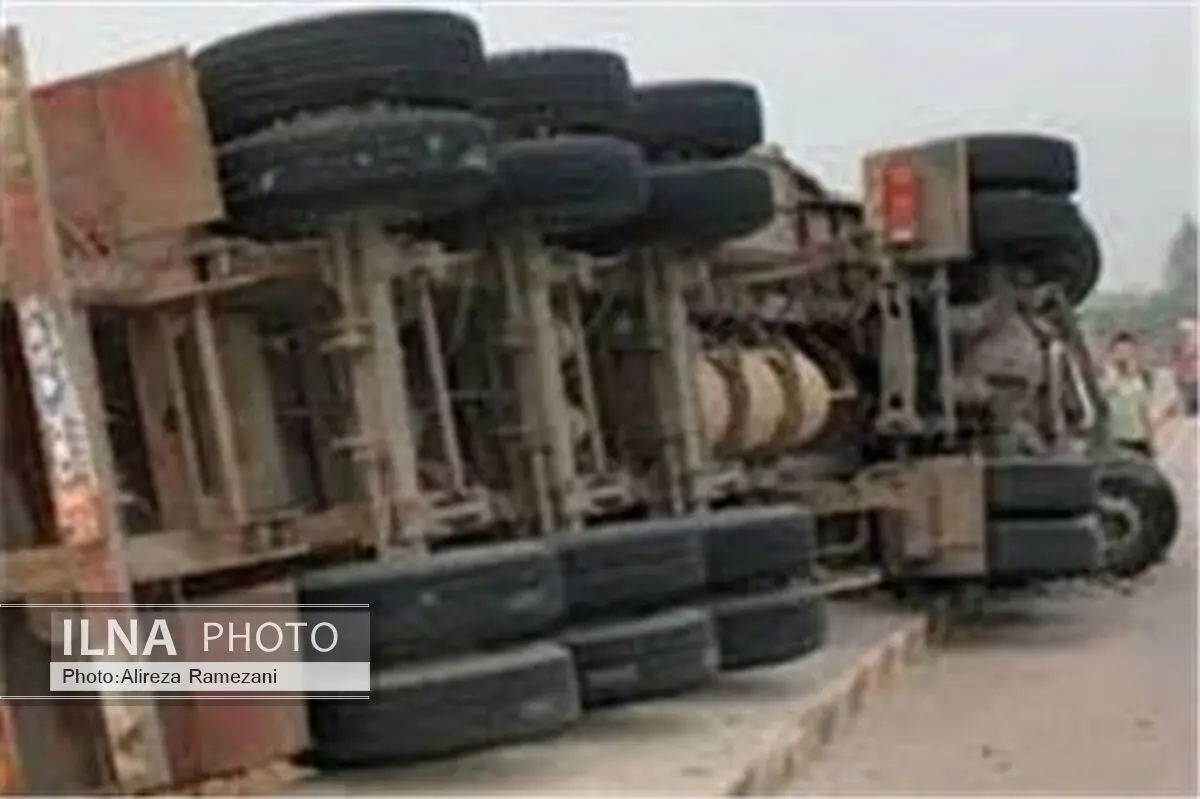 واژگونی کامیونت حمل سوخت و جاری شدن گازوئیل در خیابان