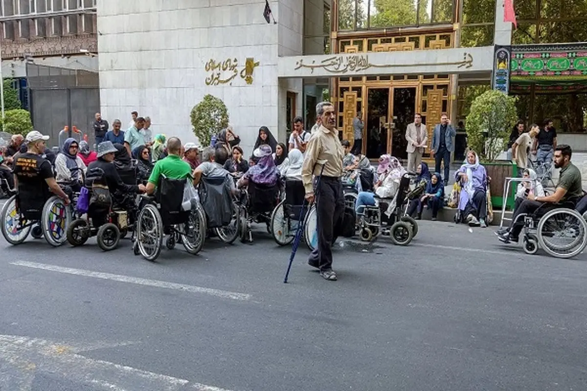 تجمع معلولان در مقابل شورای شهر تهران + عکس