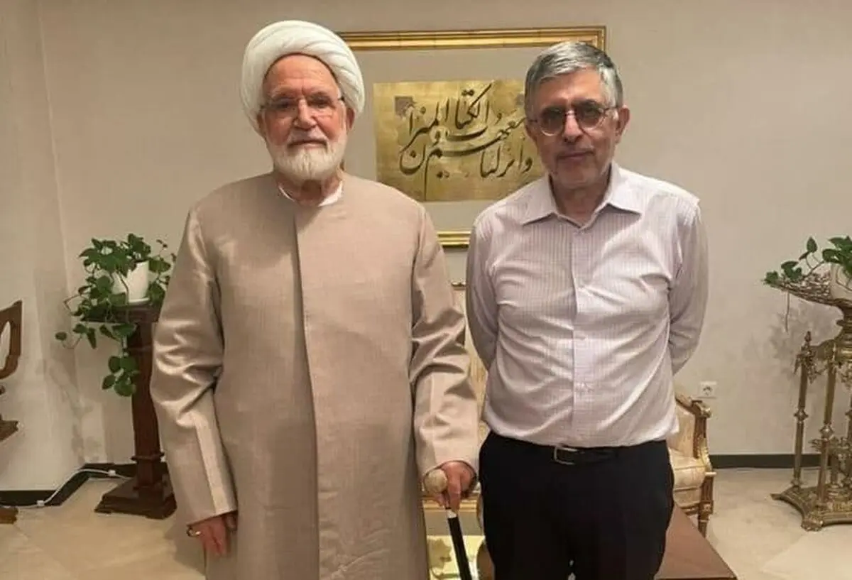 حضور حجت‌الاسلام کروبی در منزل غلامحسین کرباسچی