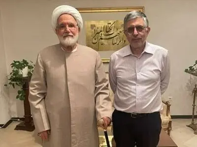 حضور حجت‌الاسلام کروبی در منزل غلامحسین کرباسچی