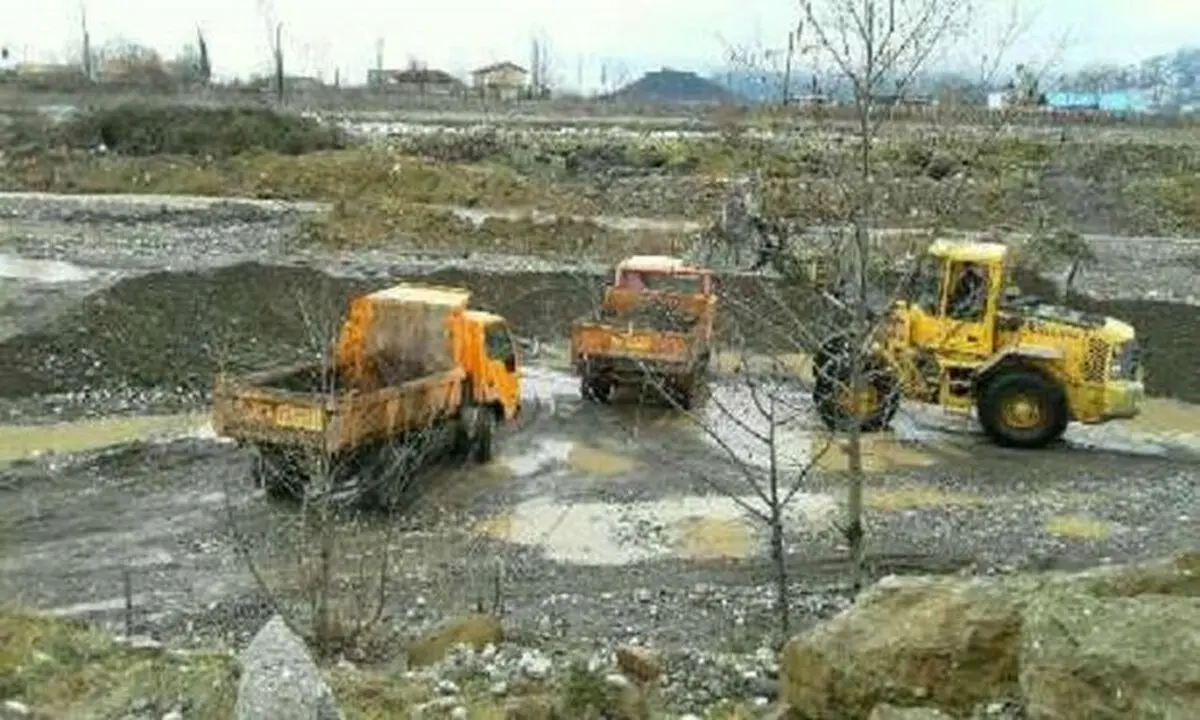 کشف ۳۲۰ تن شن و ماسه غیر مجاز از ۲ کارگاه در رشت