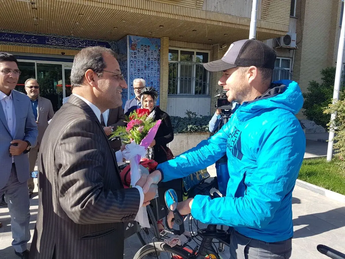فرماندار در سه‌شنبه بدون خودرو شرکت کرد/ دیدار با خانواده دوچرخه‌سوار فرانسوی