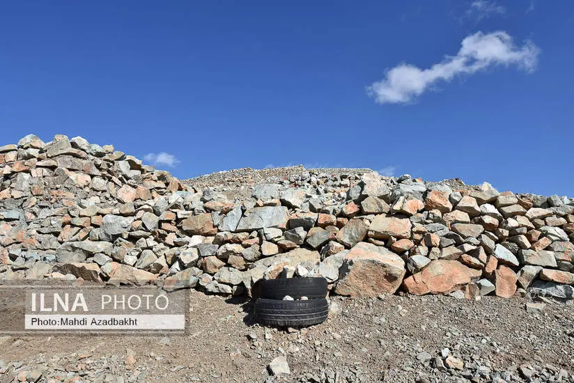  دیوارچینی های سنگی در دامنه کوه برای آماده‌سازی ساخت و ساز 