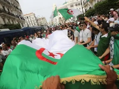 درخواست جنبش اعتراض‌آمیز الجزایر برای اخراج سران باقیمانده نظام بوتفلیقه