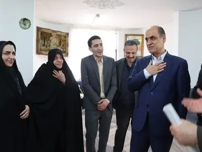 خون شهیدان والامقام، مایه قوام و دوام درخت انقلاب / خدمت به خانواده های معظم شهدا و جانبازان ارزشمند است