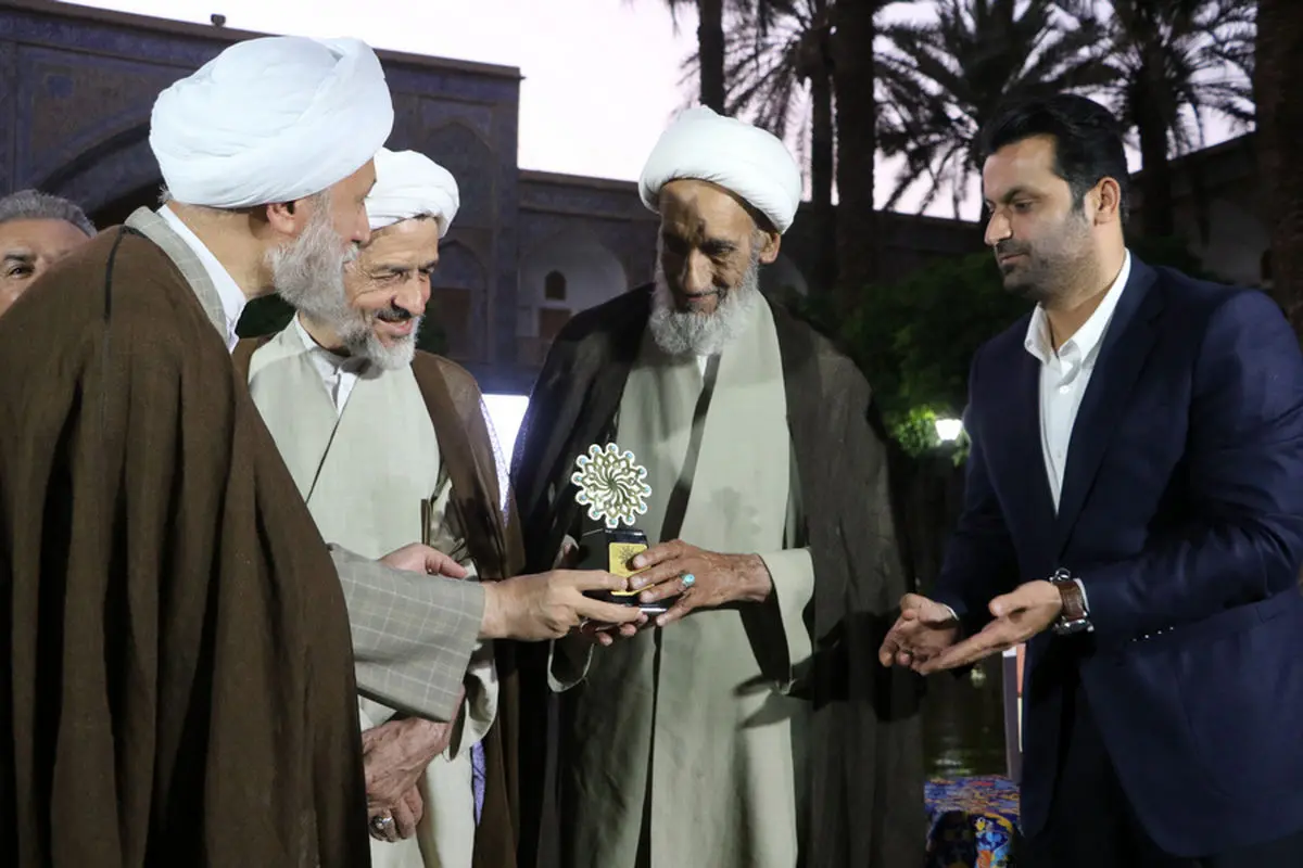 نشان ملی مفاخر به آیت الله بهشتی اهداء شد