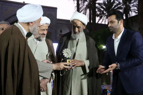 نشان‌ ملی مفاخر به آیت الله بهشتی اهداء شد